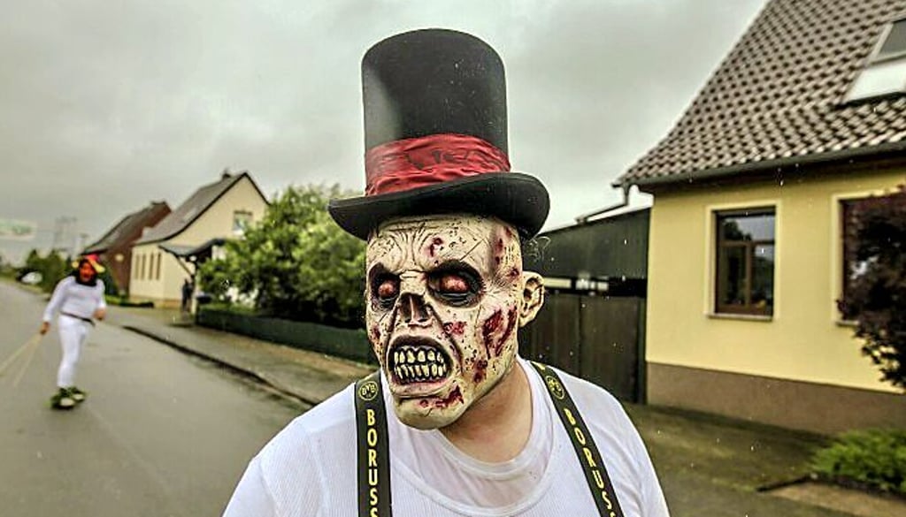 Die Dannefelder Hunnebrössel mit ihren schaurigen Masken.