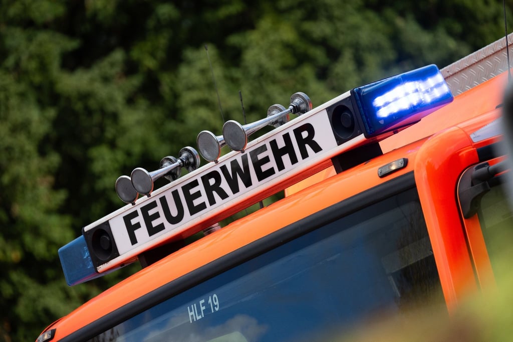 Blaulicht ist während eines Brandes auf einem Einsatzfahrzeug der Feuerwehr zu sehen.