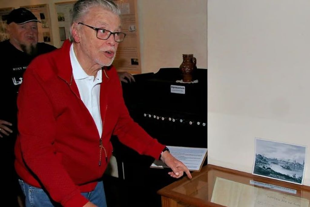 Dieter Steinmetz zeigt das sensationell gut erhaltene Flugblatt.