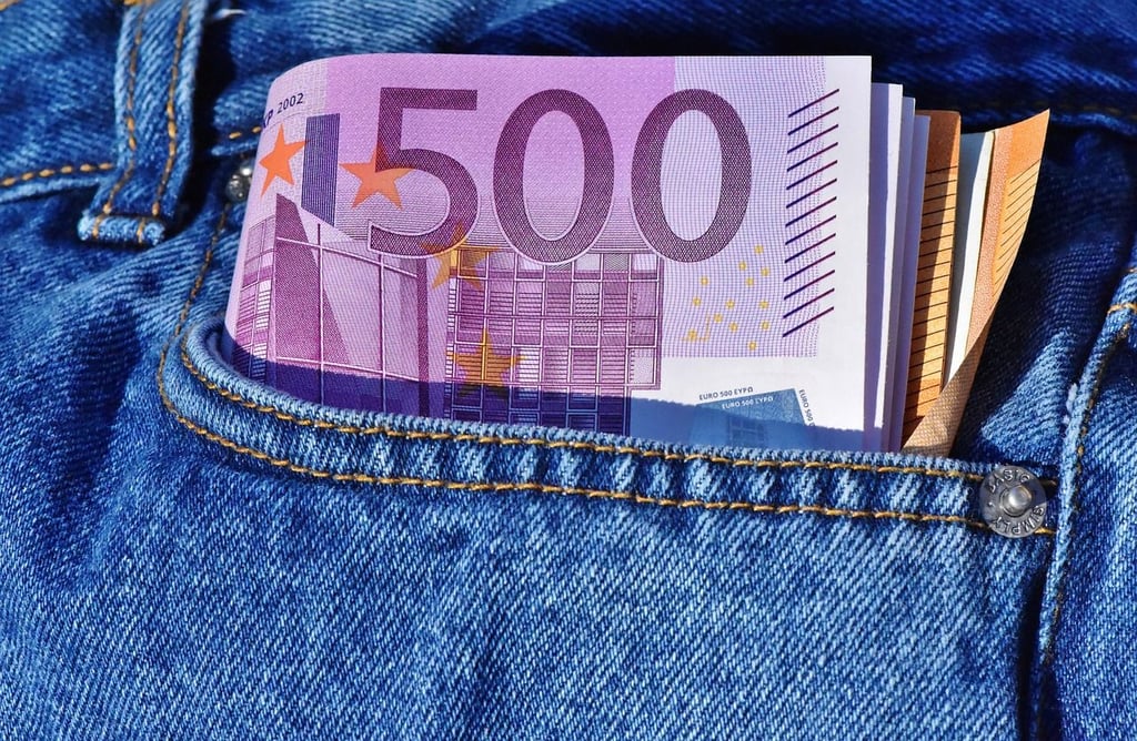 Falsche Polizisten haben in Halle-Neustadt einen Rentner um 10.000 Euro bestohlen.