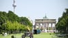 Rollrasen wird auf der Straße des 17. Juni vor dem Brandenburger Tor verlegt.