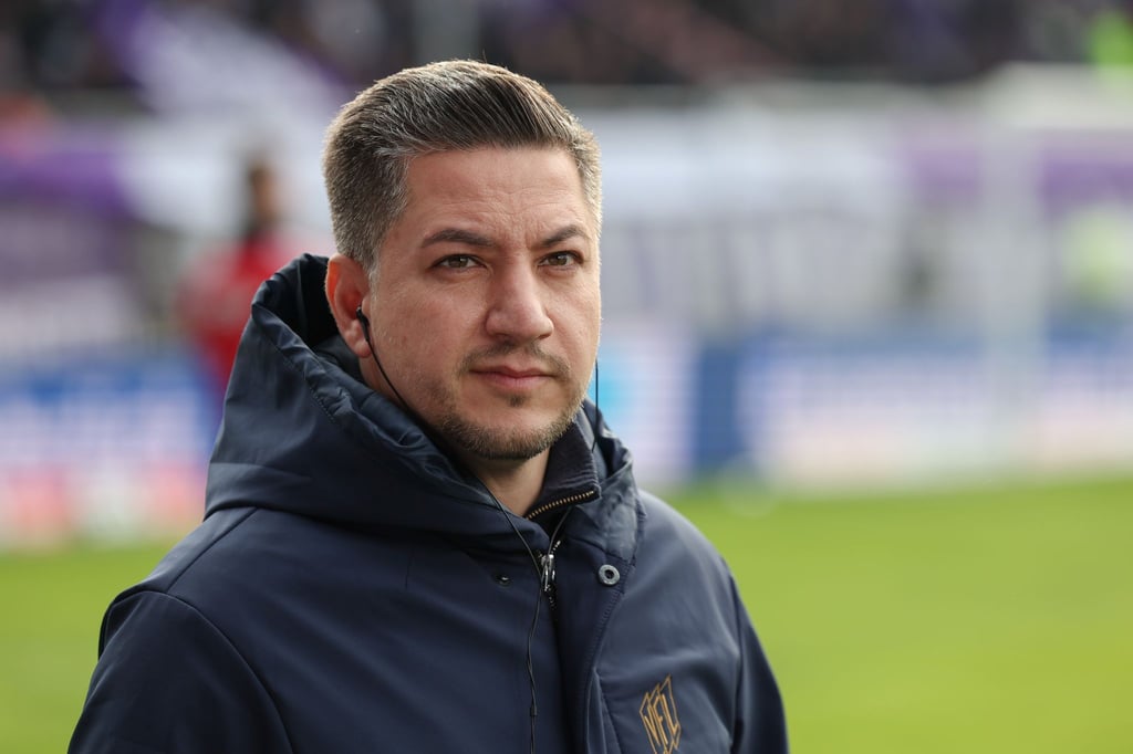 Osnabrücks Sportdirektor Amir Shapourzadeh steht an der Seitenlinie.
