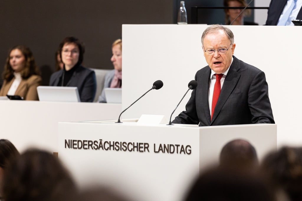 Niedersachsens Ministerpräsident Stephan Weil hält eine Regierungserklärung.