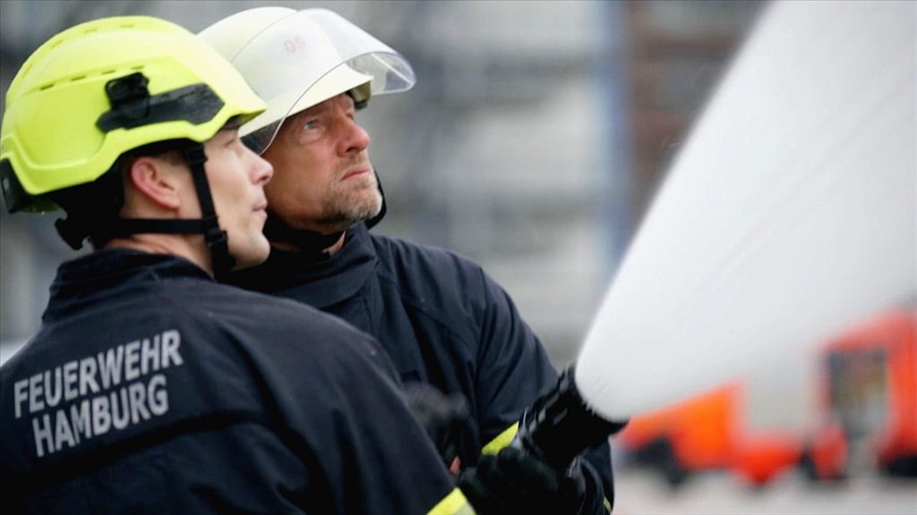 Henning Baum (r) mit der Berufsfeuerwehr Hamburg im Einsatz.
