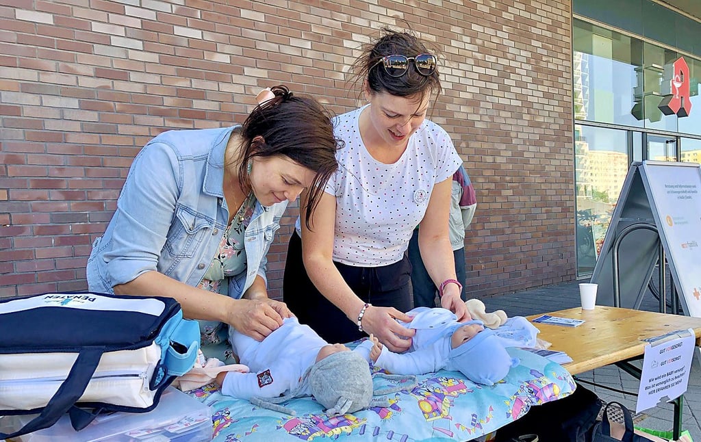 Die Schwangerschaftsberaterinnen Franziska Rehwald von der Awo (links) und Anja Lockner von Pro Familia haben beim Aktionstag vor dem Neustadt-Center an Babypuppen gezeigt, wie Eltern richtig wickeln.