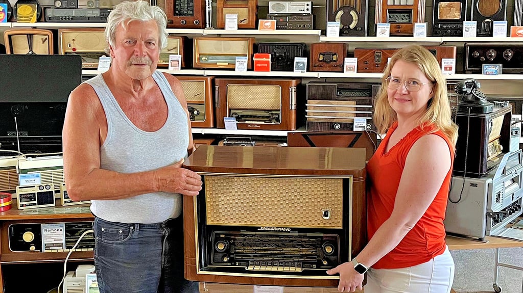 Rüdiger Haase, Inhaber des Rundfunkmuseums in Werben, überlässt Katharina Fischer ein altes Radio. Es ist Typ Beethoven von Stern Radio Rochlitz aus dem Jahr 1954, das sie ihrem Vater schenkt und ihm so einen Traum erfüllt.