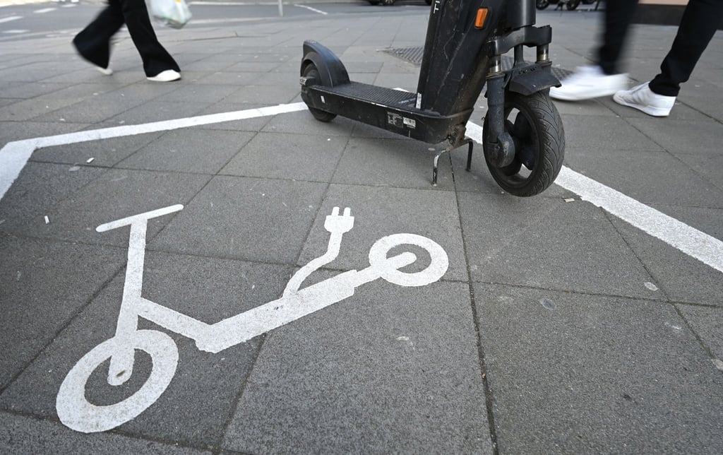 Ein Piktogramm auf dem Asphalt weist auf eine Abstellfläche für E-Scooter hin.