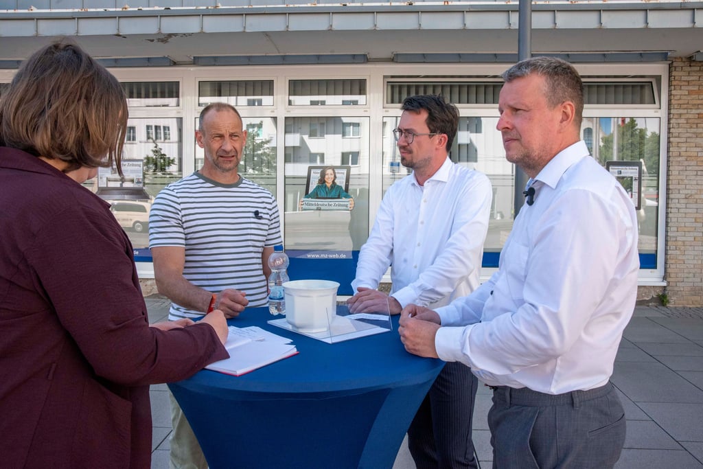MZ Speeddating mit Pro Dessau-Roßlau: Marko Egelkraut, Thomas Pick und Norbert Specht (von links) stellen sich den Fragen.