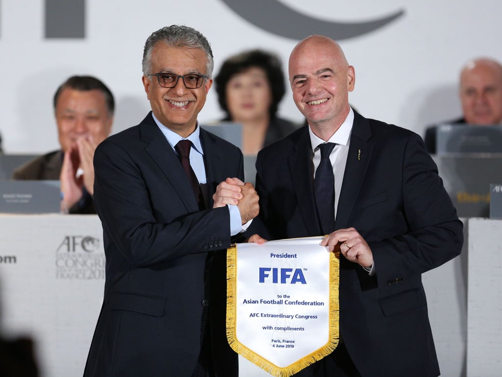Scheich Salman bin Ibrahim Al Chalifa (l) und FIFA-Präsident Gianni Infantino.