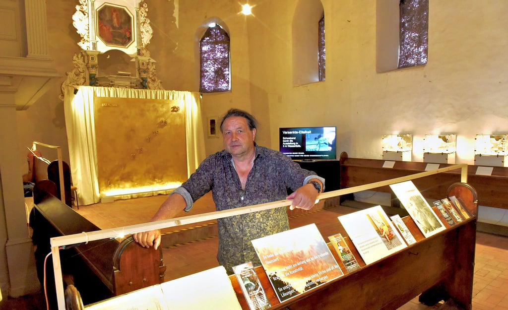 Achim Martin Frenzel verbindet Kunst und Wissenschaft. Das will er auch in seiner Ausstellung in der Kirche in Wormsleben zeigen.