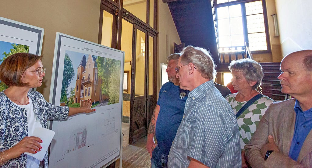 Architektin Lea Heber (von links) spricht über die Geschichte und die Restaurierungspläne der Solvay-Villa, die sie hier den Stadträten Sven Krone-Braun, Hagen Neugebauer, Christine Pfeiffer und Kulturdezernent Paul Koller erläutert.