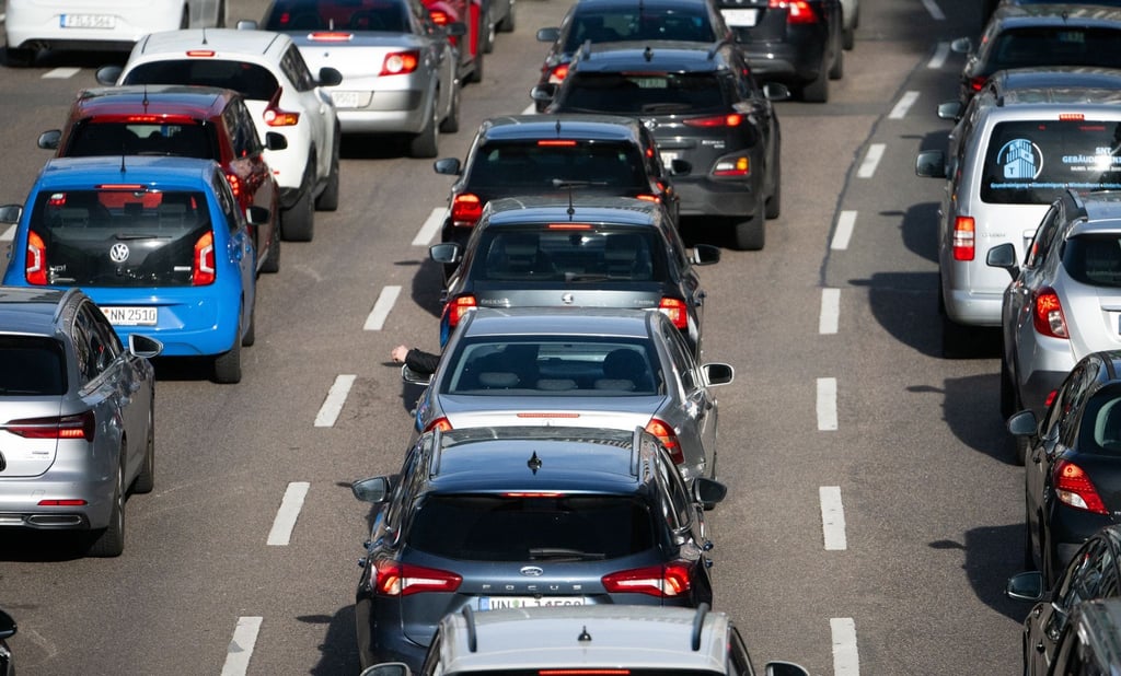 Autos stehen auf der Autobahn im Stau.
