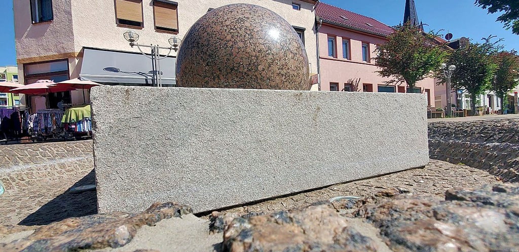 Der Kugelbrunnen führt zur Zeit kein Wasser.