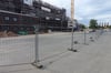Wo an der Stadthalle in Magdeburg vorher geparkt werden konnte, stehen jetzt Bauzäune im Weg.