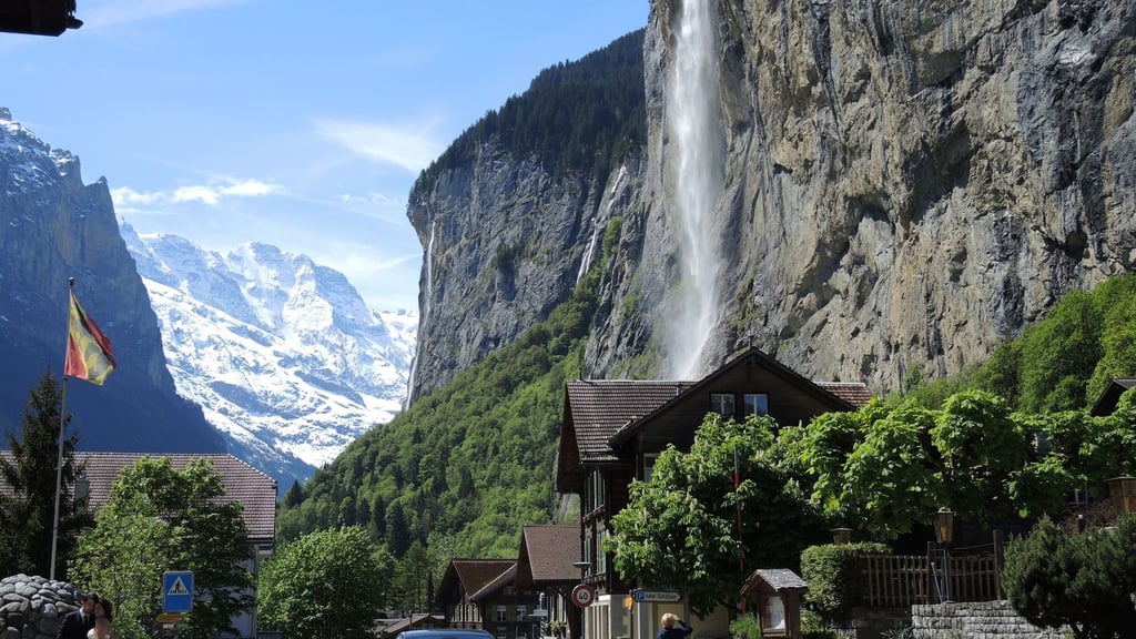 Lauterbrunnen : Touristes utilisant un téléphone portable : un village de montagne suisse envisage de payer l’entrée