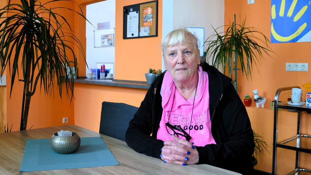 Ute van Tulden leitet seit 2014 die Zerbster Tafel, die auch das "Restaurant mit Herz" betreibt, in dem sie hier sitzt.