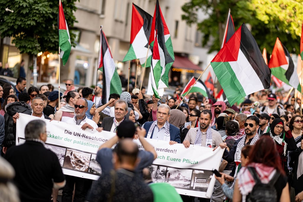 Menschen nehmen an der Demonstration zum Nakba-Gedenktag der Palästinenser teil.