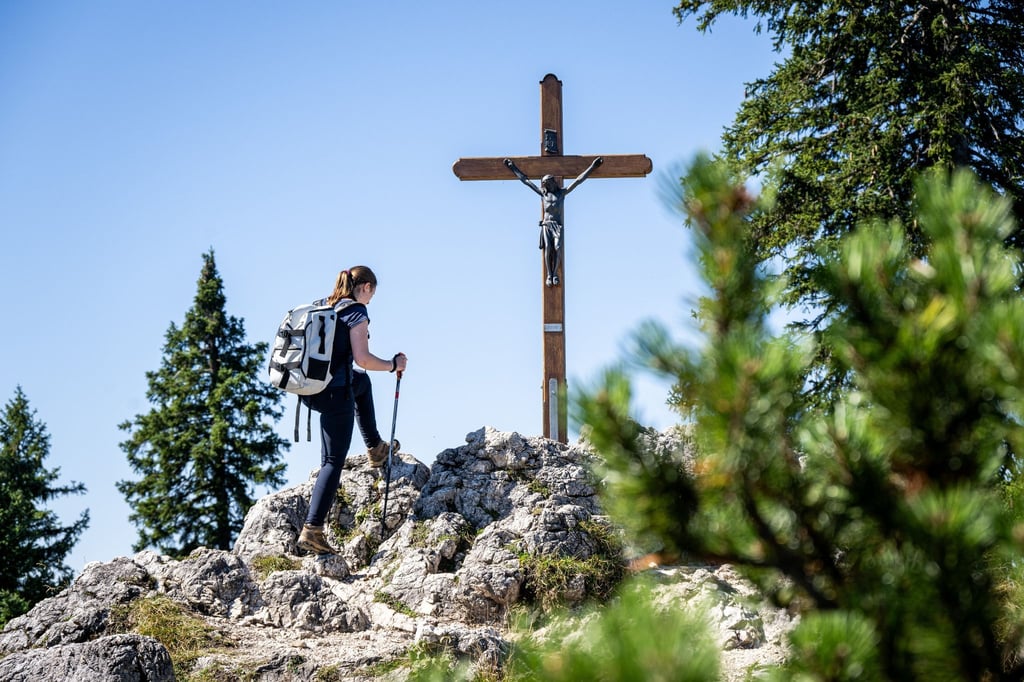 Wander-Apps bieten viele Vorteile – doch sich darauf allein zu verlassen, kann im schlimmsten Fall gefährlich werden.