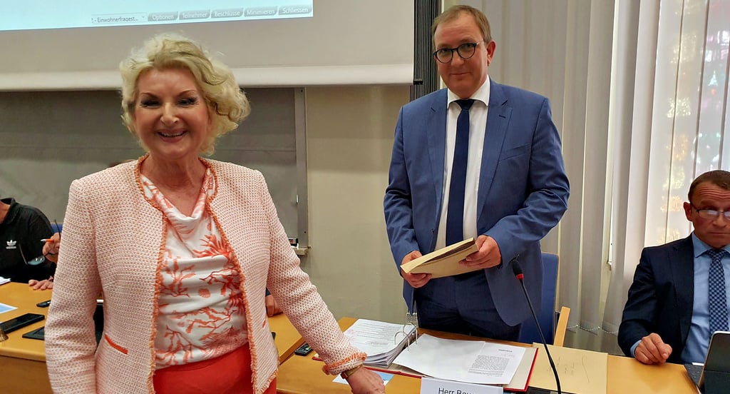 Margit Kietz übergab Landrat Markus Bauer mehrere hundert Unterschriften gegen die Schließung der Station im Staßfurter Krankenhaus.