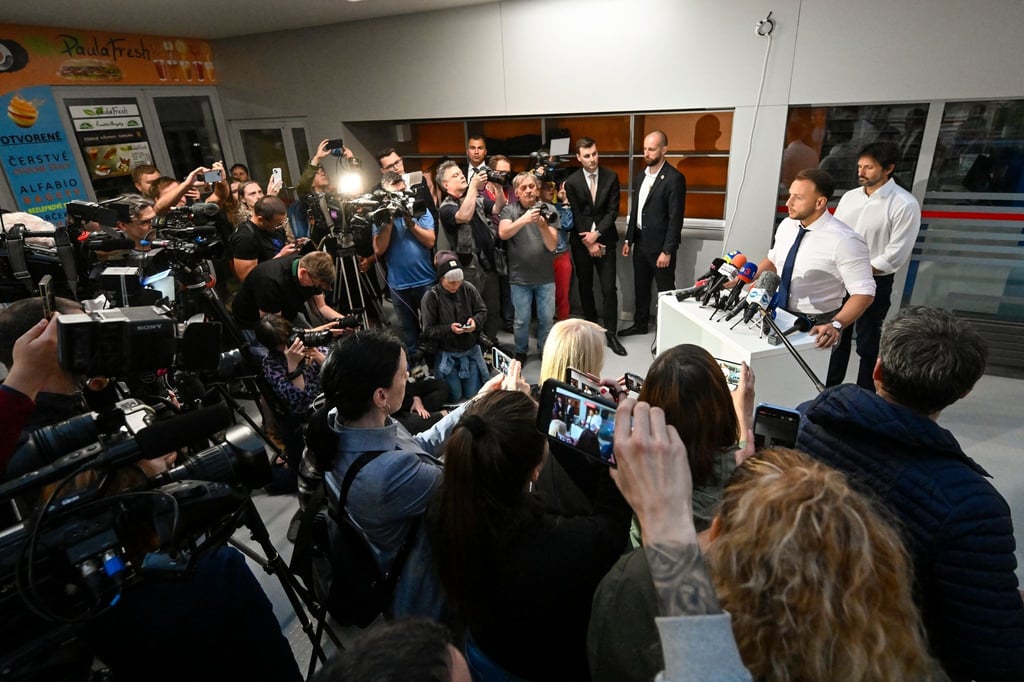 Innenminister Matus Sutaj Estok informiert auf einer Pressekonferenz. Das Attentat auf Fico hat nach Einschätzung der Regierung ein „klar politisches Motiv“.