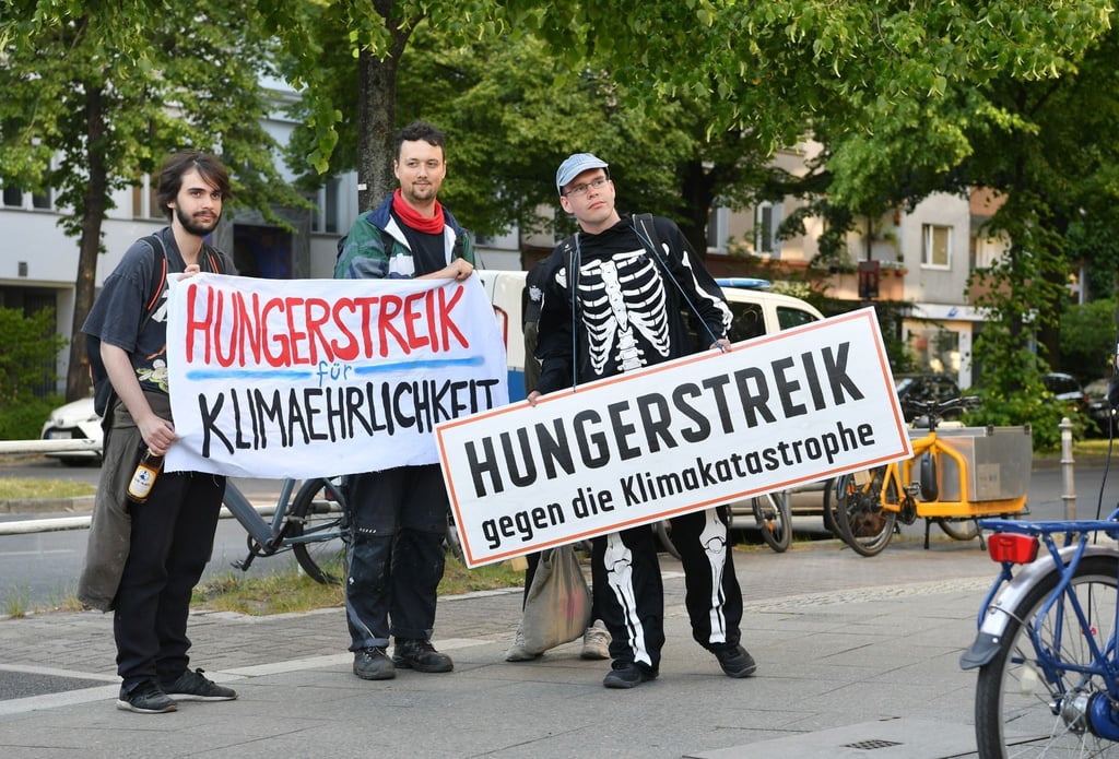 Klimaaktivisten stehen am frühen Abend bei einer Kundgebung vor der SPD Zentrale.