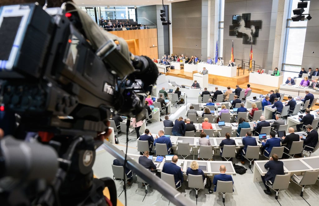 Eine TV-Kamera filmt die Sitzung im niedersächsischen Landtag.