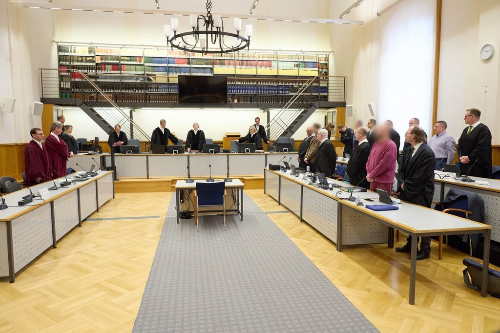 Den Mitgliedern der Terrorgruppe „Vereinte Patrioten“ wird vorgeworfen, eine inländische terroristische Vereinigung gegründet zu haben oder darin Mitglied gewesen zu sein.
