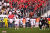 Fans in weißen Shirts bedrängten in Bielefeld Spieler des HFC. 