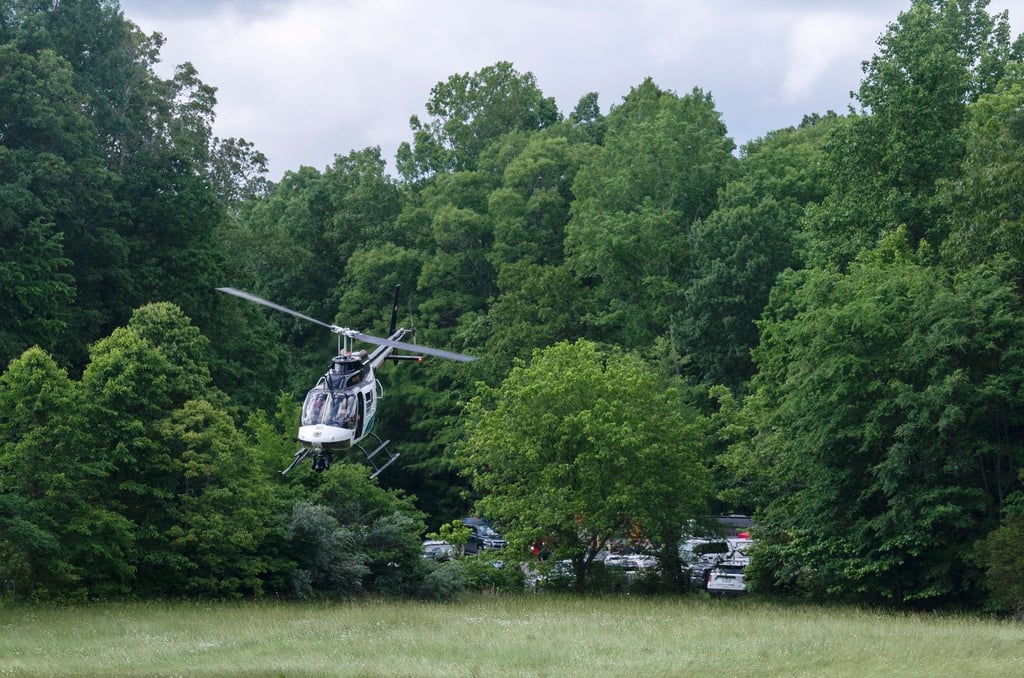 Einsatz von Polizei und Sicherheitskräften in der Nähe der Absturzstelle in Leipers Fork im US-Bundesstaat Tennessee.
