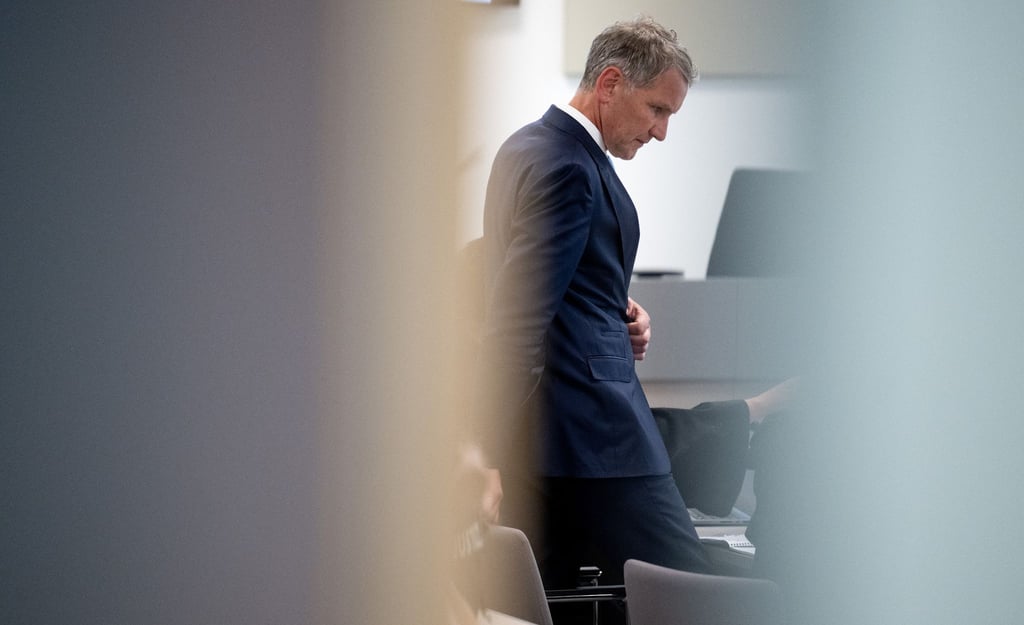 Björn Höcke, Vorsitzender der Thüringer AfD, ist nach einer Verhandlungspause durch die geöffnete Tür des Gerichtssaals im Justizzentrum Halle/Saale zu sehen.