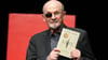 Schriftsteller Salman Rushdie mit seinem neuen Buch „Knife. Gedanken nach einem Mordversuch“.