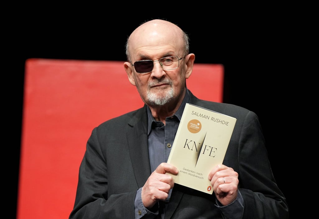 Schriftsteller Salman Rushdie mit seinem neuen Buch „Knife. Gedanken nach einem Mordversuch“.