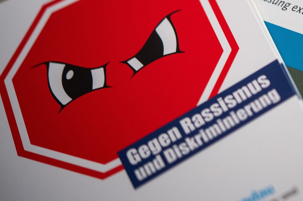 Informationsmaterial zum Thema rechte, rassistische und diskriminierende Vorfälle liegt auf einem Tisch.