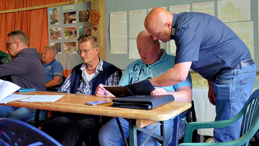 Die Internetverbindung funktionierte in der Alten Darre Diesdorf, in der der Rat tagte. Allerdings suchten Daniel Rieck (von rechts) und Florian Fischbeck erfolglos nach dem hinterlegten Protokoll.