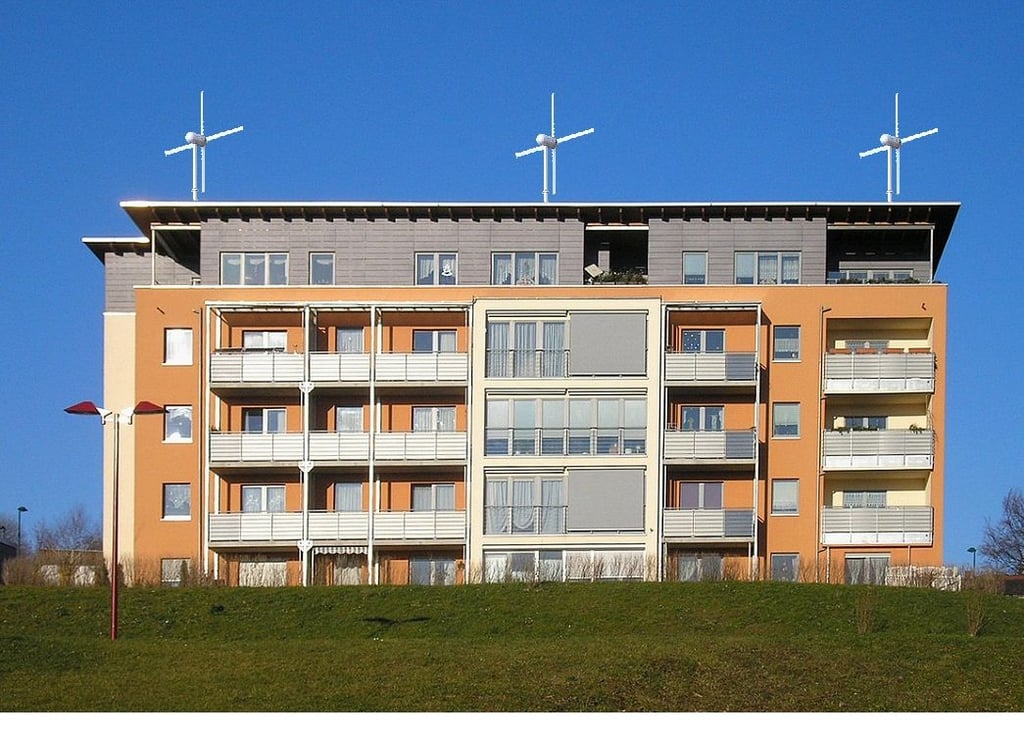 In der Fotomontage wurden drei kleine Windräder auf ein Mehrfamilienhaus gesetzt. Diese könnten direkt Strom für die Mieter produzieren.
