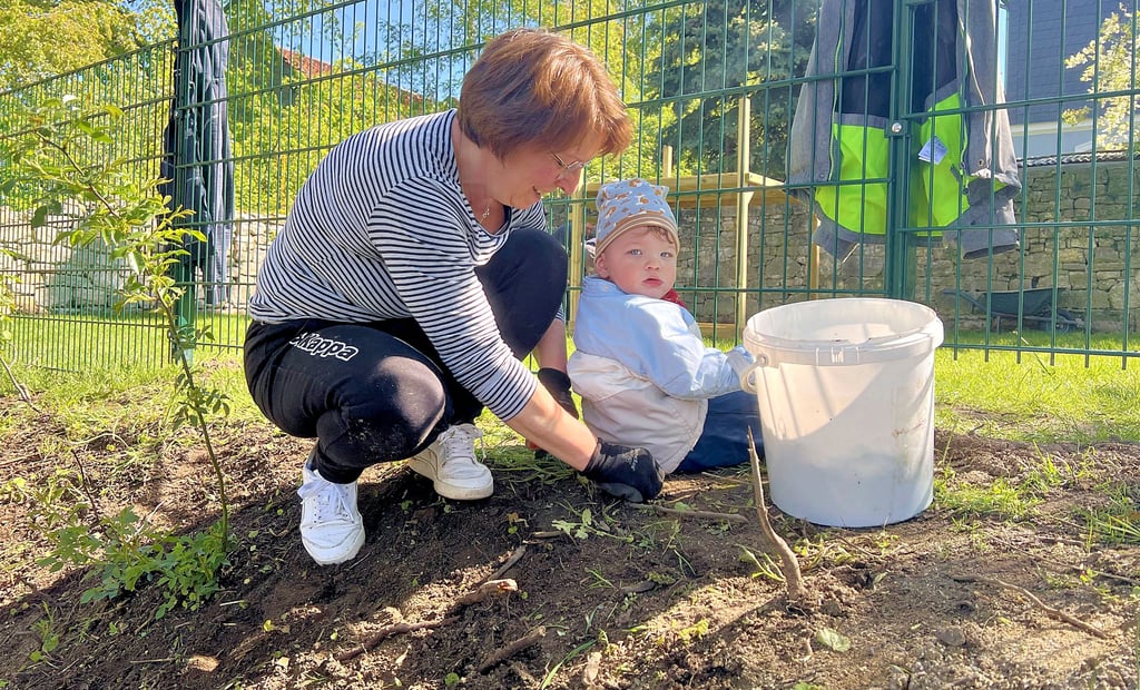 Doreen Kaluza hat mit ihrem Enkel Henri bei der Bepflanzung des Hangs mitgeholfen.