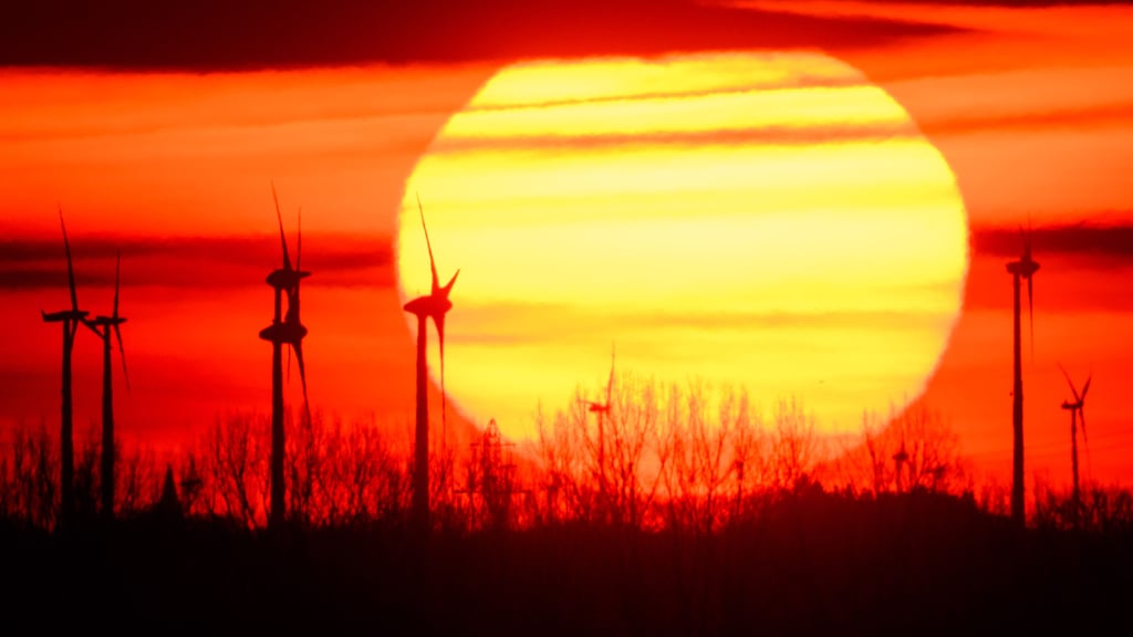 Einer US-amerikanischen Studie zufolge sollen Windräder die Umgebung erhitzen. Doch die Forscher ziehen ihre eigenen Ergebnisse in Zweifel.