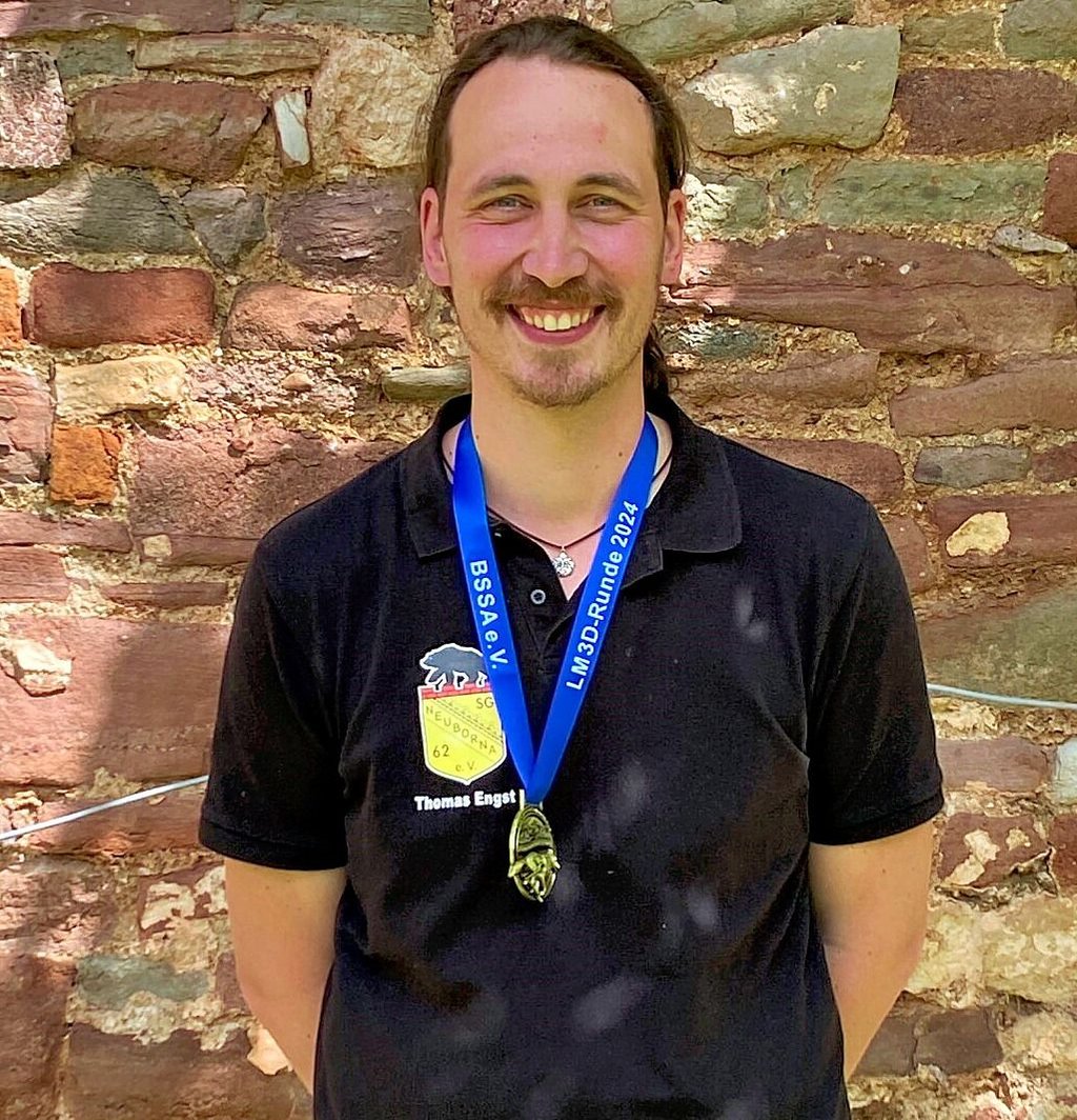 Thomas Engst von der SG Neuborna 62 ist Landesmeister mit dem Langbogen.