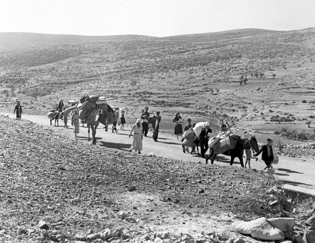 Arabische Flüchtlinge gehen mit ihren Kindern und Habseligkeiten im Gepäck am 9. November 1948 auf einer staubigen Straße von Jerusalem in den Libanon. Die Staatsgründung Israels war 1948 für Hunderttausende von Palästinensern mit Vertreibung und dem Verlust von Heimat verbunden.