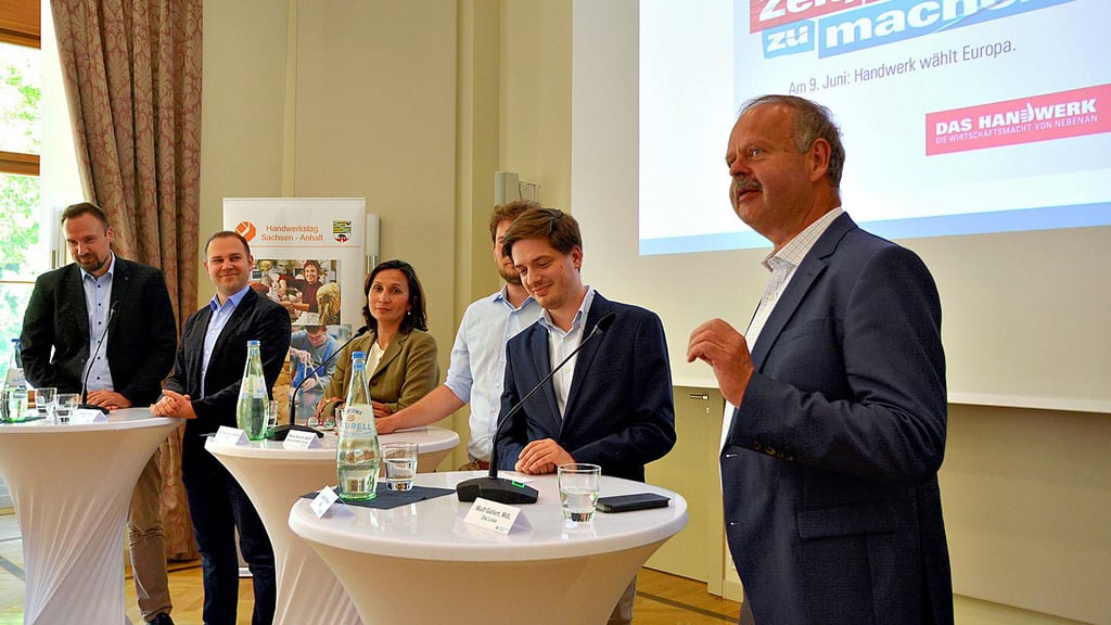 Die Politiker Wulf Gallert, Lukas Kiehne, Niklas Nienaß, Yvonne von Löbbecke, Artjom Pusch und Arno Bausemer (von rechts nach links) waren zum Europawahlforum des Handwerks in Magdeburg eingeladen.