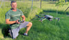 Jagdpächter  Michael Reiß aus Kade mit einer Drohne, die mit einer Wärmebildkamera ausgestattet ist, um die Rehkitze aufzuspüren. 