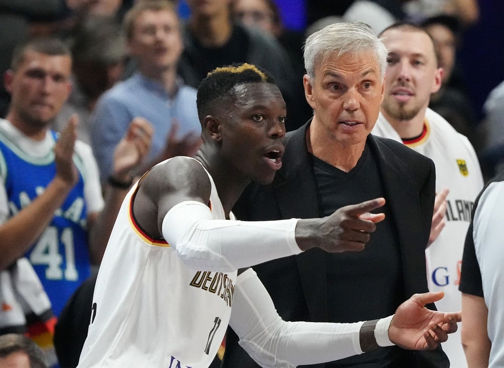 DBB-Kapitän Dennis Schröder (l) bedauert den Abschied von Coach Gordon Herbert.