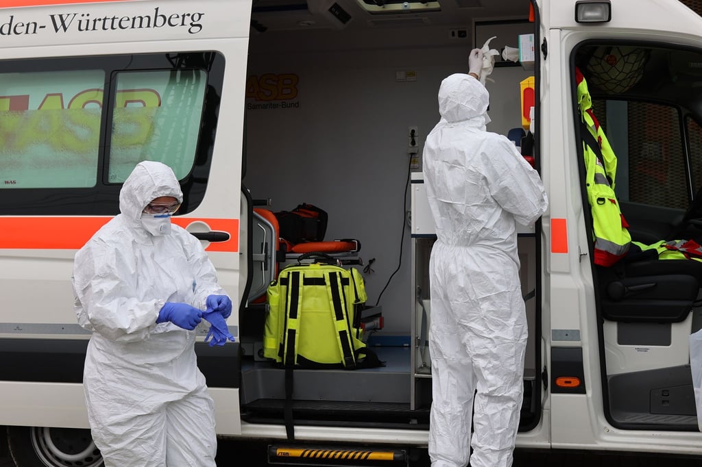 Den ganzen Tag über lief in Singen ein Großeinsatz. Unter anderem waren Rettungssanitäter in Schutzanzügen zu sehen.