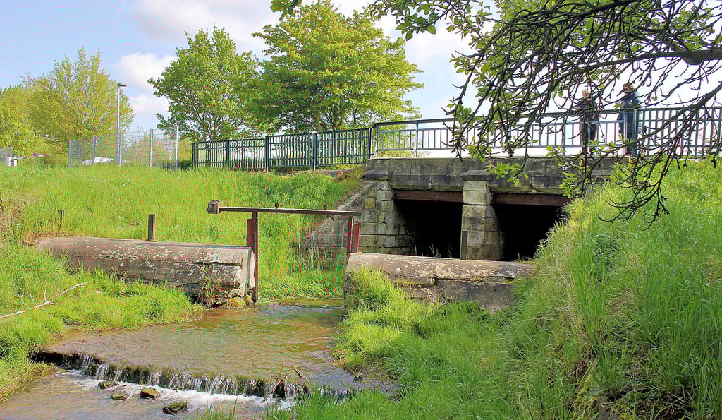 Idyllisch anzusehen, jedoch baulich in keinem guten Zustand mehr: der Mühlenbachdurchlass in der Völpker Bahnhofstraße. Mittel für die Instandsetzung der Brücke sind nun im Haushalt fest eingeplant.