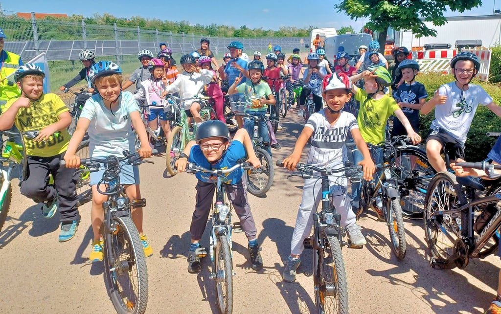 Die kleinen Friedensfahrer der Grundschule Regenbogen kurz vor dem Startschuss.
