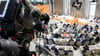 Eine TV-Kamera filmt die Sitzung im niedersächsischen Landtag.