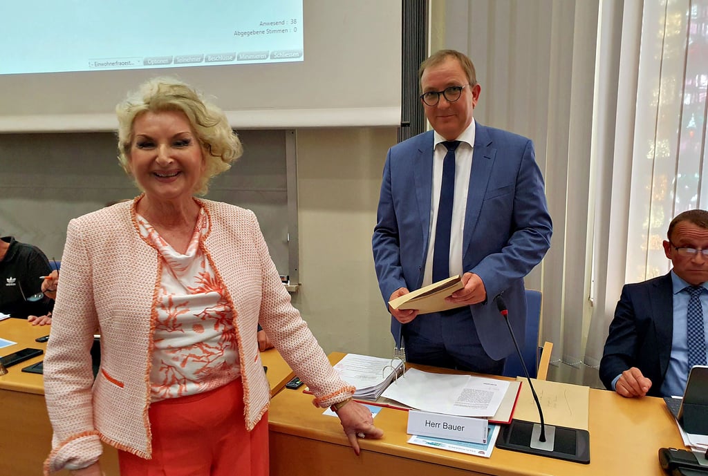 Margit Kietz übergab Landrat Markus Bauer mehrere hundert Unterschriften gegen die Schließung der Station im Staßfurter Krankenhaus.