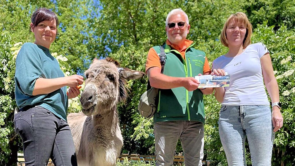 Die beiden Apotheken-Mitarbeiterinnen Claudia Tschense (l.) und Doreen Peschl übergeben die Spende an Tiergehegechef Thomas Ehrlich.