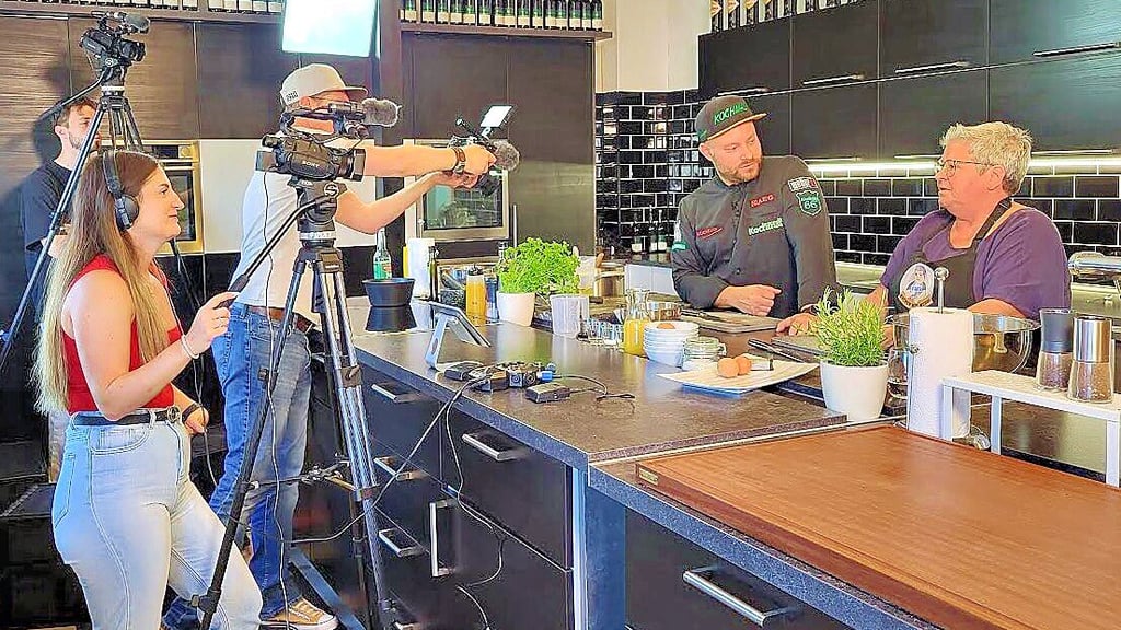 Stendalerin Dorothee Oesemann (rechts), bekannt durch ihren Youtube-Kanal „Kochen mit Muddi“, tritt im Braunschweiger Bürgerfernsehen auf.