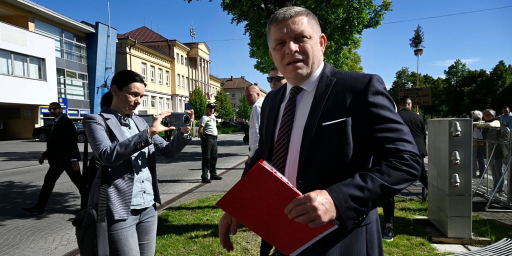 Robert Fico kurz vor dem Attentat in Handlova. Der Stellvertreter des Regierungschefs sagt, sein Zustand habe sich „stabilisiert, ist aber weiterhin ernst“.